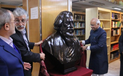 اهداء مجسمه «تاگور» شاعر هندی به پژوهشگاه توسط سفیر هندوستان