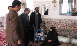 شهردار منطقه 15 در منزل شهیدان تقوی و هادی حضور می یابد