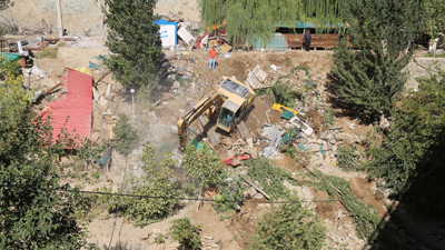 اجرای حکم تخریب  ساخت و سازهای غیرمجاز حاشیه رودخانه کن در منطقه 22