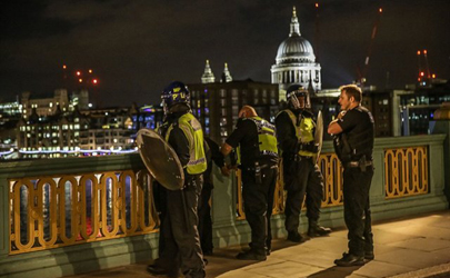 لندن در آشوب؛ زیر گرفتن رهگذران در «لاندن بریج» و حمله مسلحانه در «بورو مارکت»/ ۱۰ نفر در درگیری‌ها کشته شدند/ پلیس لندن تایید کرده که حوادث لاندن بریج و بارو مارکت تروریستی بوده است