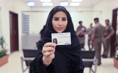 صدور اولین گواهینامه رانندگی برای زنان در عربستان سعودی+عکس