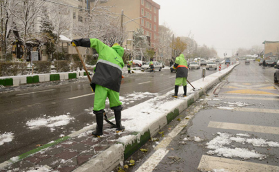 اولین برف پاییزی از معابر شمال تهران پاکسازی شد