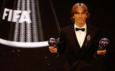 بهترین های سال فیفا معرفی شدند/ لوکا مودریچ مرد سال فوتبال جهان شد/ دشان بهترین مربی سال + تصاویر مراسم