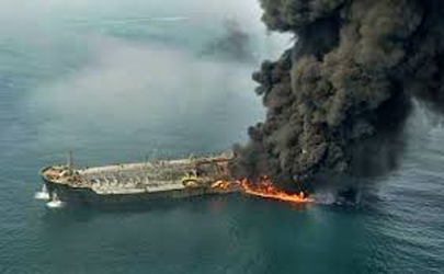نفتکش ایرانی پس از 6 روز همچنان در آتش می‌سوزد/تقویت احتمال انفجار و غرق شدن با سرریز نفت از روی کشتی