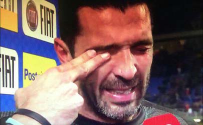 اشک های  بوفون به خاطر خداحافظی تلخ اش از بازی های ملی +عکس