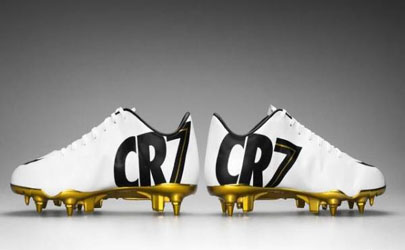 تبلیغات گران قیمت کفش های بازیکنان فوتبال در سراسر جهان+ 10 فوتبالیست معروف  