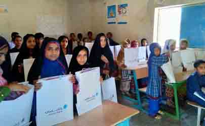 توزیع هدایای گروه مالی سامان میان دانش‌آموزان محروم چابهار