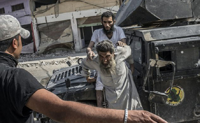 تصاویر تسلیم شدن داعشی‌ها در موصل