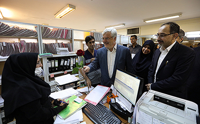 بازدید دکتر نوربخش از شعبه ١٥ تهران در روز تامین اجتماعی 