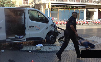 حملات تروریستی بارسلونا ادامه دارد/حمله به مأموران پلیس و کشته شدن ضارب/ تلفات به 13 کشته و 100 مصدوم رسید