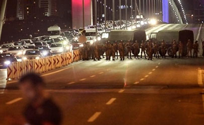 کودتای نظامی شبانه در ترکیه 90 کشته به جای گذاشت / اردوغان: کودتاگران بهای سنگینی خواهند پرداخت/ وزیر کشور ترکیه : تلاش برای کودتا سرکوب شده/ فرمانده ارتش قربانی بزرگ ترکیه 