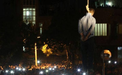 حاشیه‌های مراسم اعدام قاتل آتنا/ از ناسزاهای مردم تا آخرین وصیت‌های قاتل 