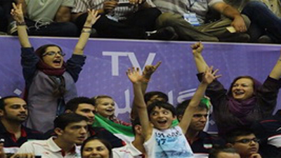 بانوان حاضر در مسابقه والیبال ایران و آمریکا چه کسانی بودند؟ + تصویر