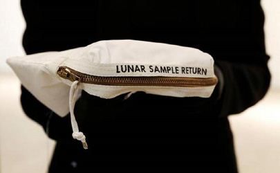 فروش کیف آوردن نمونه خاک از کره ماه به زمین