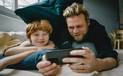 مراقبت‌های پس از خرید اولین گوشی هوشمند برای کودکان و نوجوانان/ چهار قانونی که والدین باید رعایت کنند