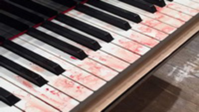 نواختن پیانو با انگشتان‌ خونین+ تصویر