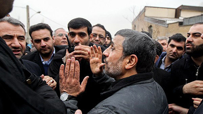 مردم شیشه خودروی محمود احمدی‌نژاد را شکستند/ سوال‌های اعتراض‌آمیز مردم در مورد چگونگی هزینه پول‌های نفت٬ دلایل اختلاس و فساد  