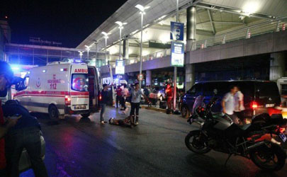 وقوع دو انفجار انتحاری در فرودگاه بین المللی آتاتورک استانبول ۲۸ نفر کشته و حدود ۶۰ نفر زخمی برجای گذاشت/ایلدیریم دستور تشکیل یک «میز بحران» را صادر کرد 