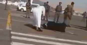  گردن  یک زن در عربستان در ملاء عام زده شد+ تصویر